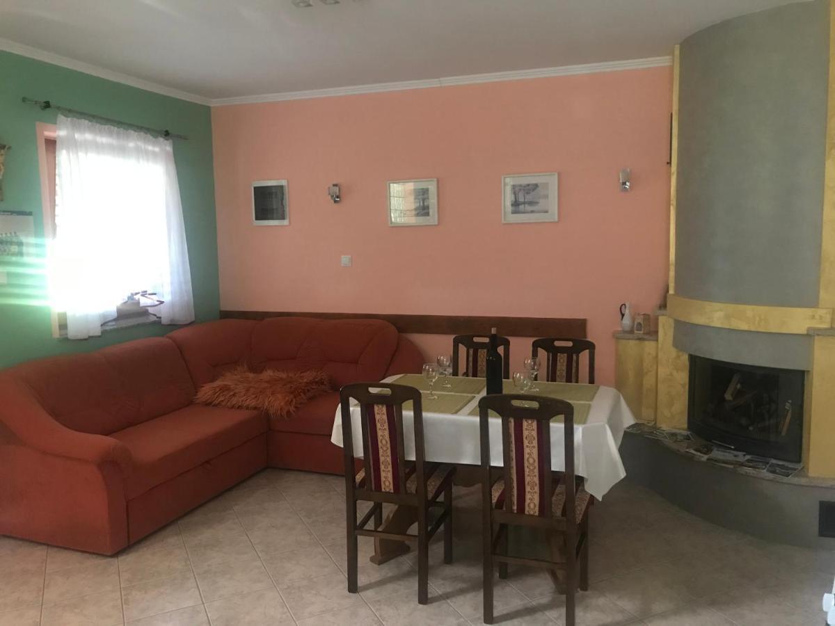 Kuca Za Odmor Magdalena&V Apartment คาปรินา ภายนอก รูปภาพ