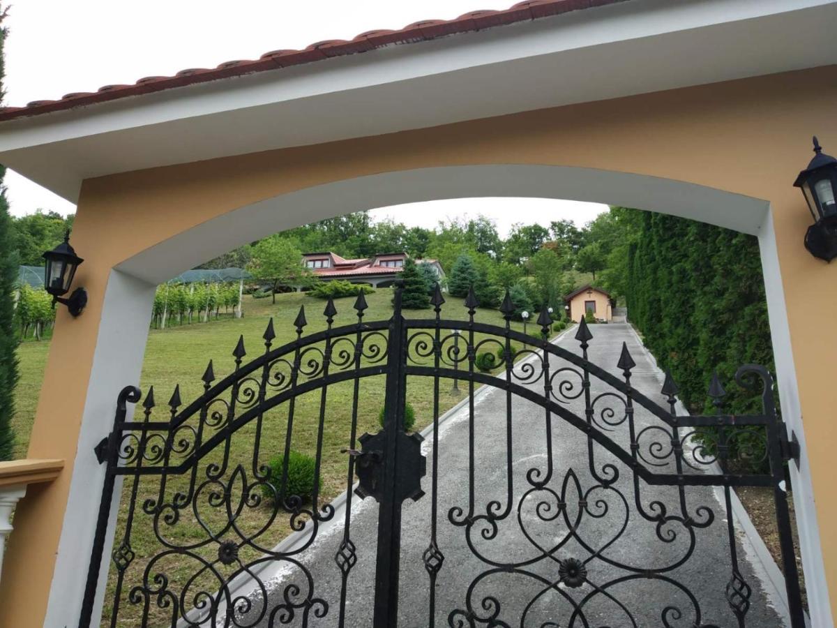 Kuca Za Odmor Magdalena&V Apartment คาปรินา ภายนอก รูปภาพ