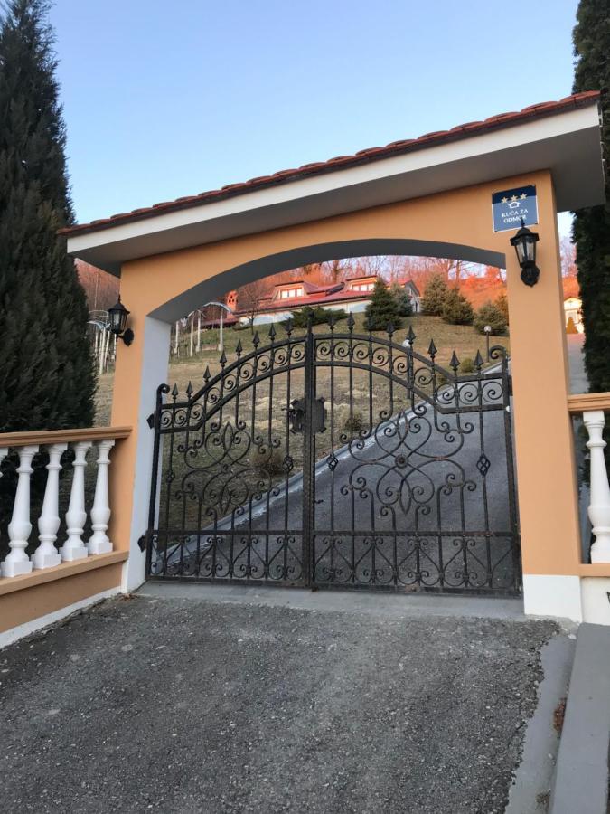 Kuca Za Odmor Magdalena&V Apartment คาปรินา ภายนอก รูปภาพ
